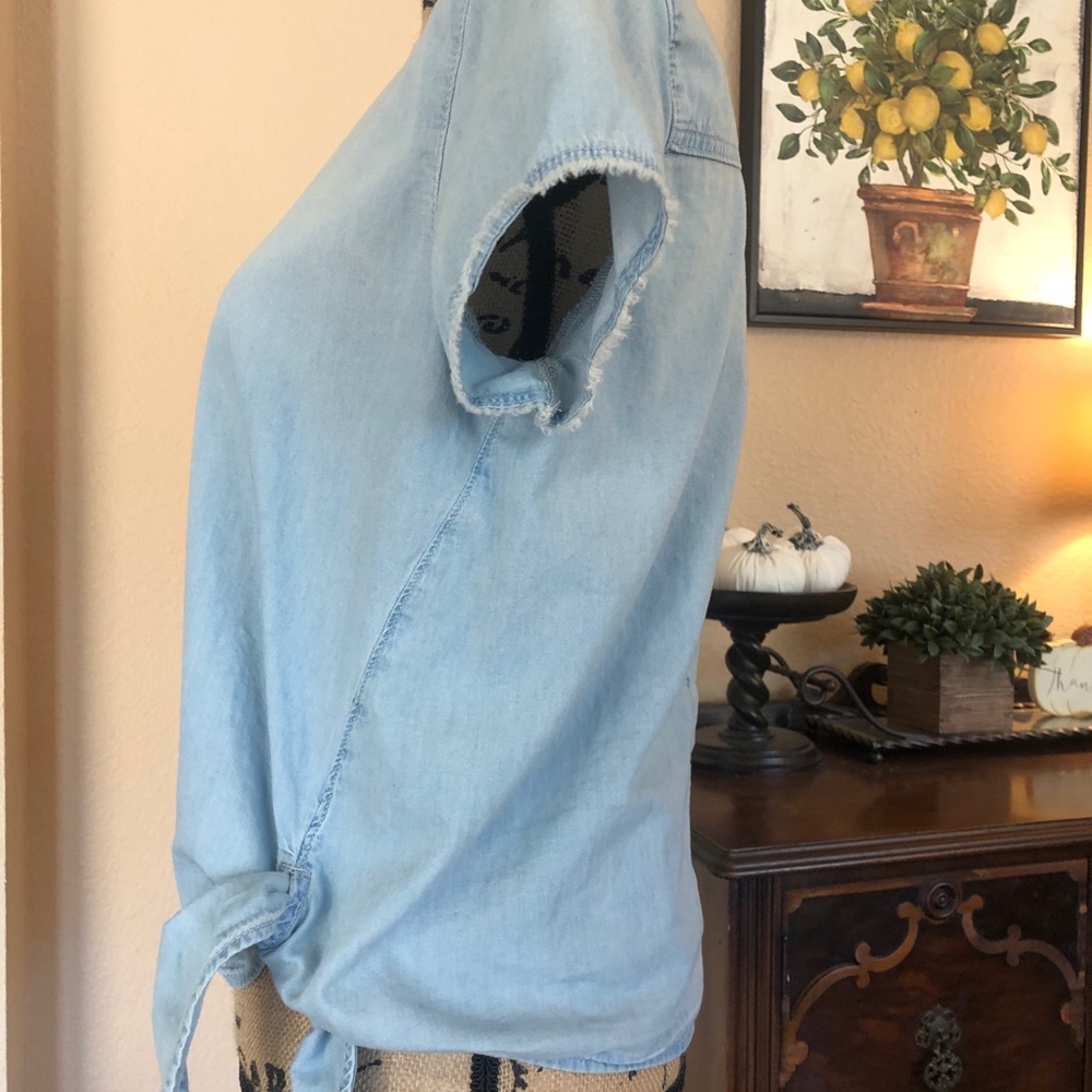 {CALVIN KLEIN} LIGHT WASH DENIM TOP TIE FRONT - Picture 4 of 10